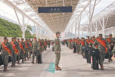 军代表协调车站开通绿色通道，组织新兵有序登车。吴赔 摄